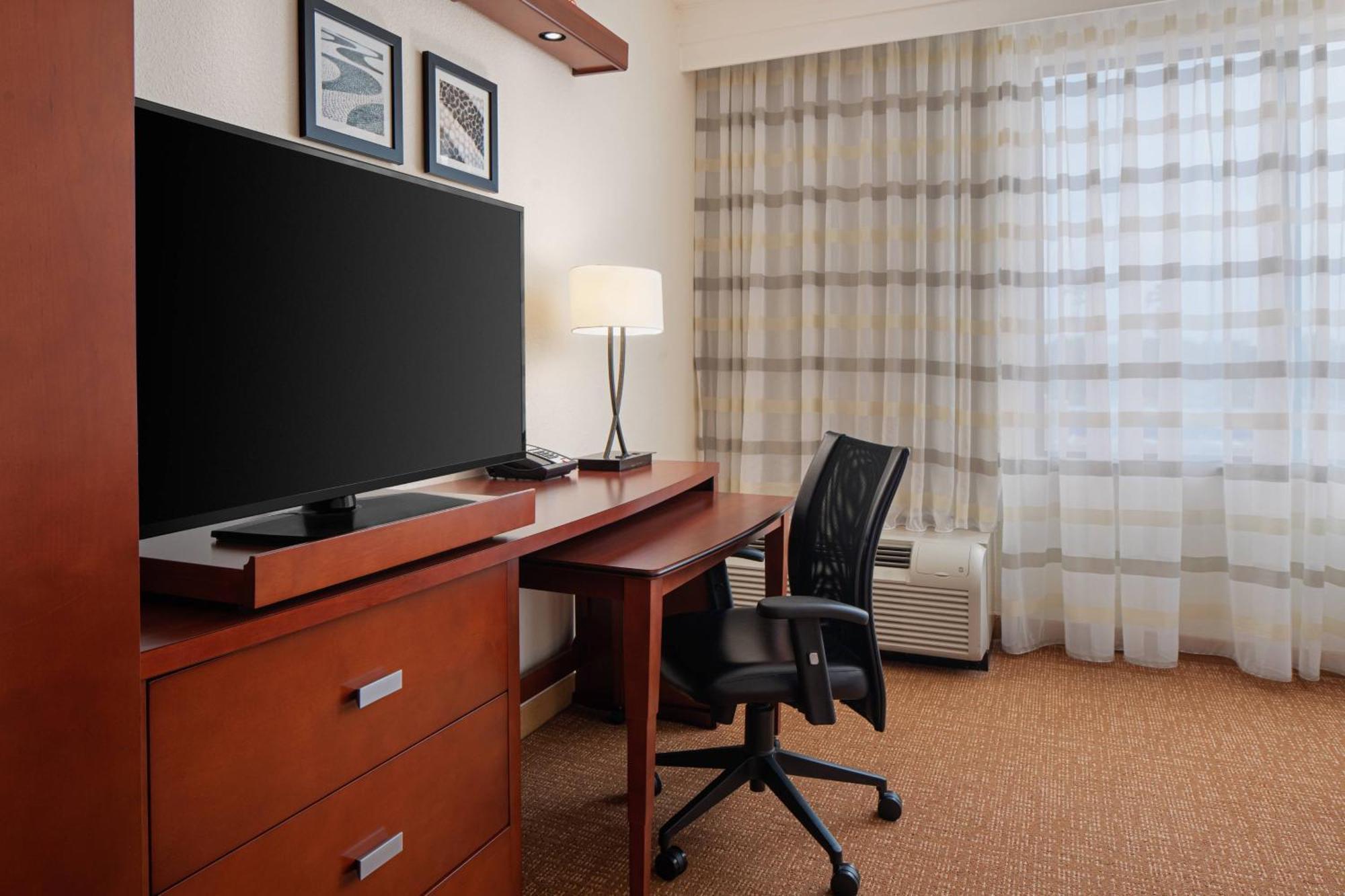 Courtyard By Marriott Houston Kingwood Hotel Kinwood Exterior photo